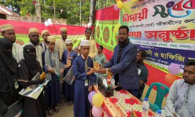 পাথরঘাটায় মাদ্রাসায় বিদায়ী শিক্ষার্থীদের সংবর্ধনা ও দোয়া অনুষ্ঠান