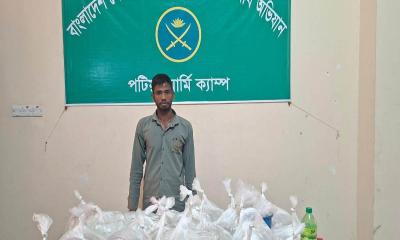 পটিয়ায় সেনাবাহিনীর অভিযান: লক্ষাধিক টাকার মদসহ মাদক ব্যবসায়ী আটক