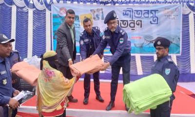টুঙ্গিপাড়ায় শীতার্তদের মাঝে পুনাকের কম্বল বিতরণ