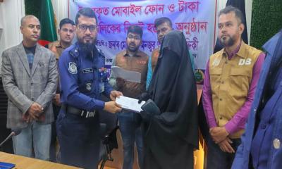 ২২টি হারানো মোবাইল ও বিকাশ প্রতারণার টাকা উদ্ধার করে মালিকদের কাছে হস্তান্তর
