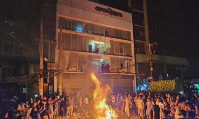 প্রথম আলো কার্যালয়ে হামলা-ভাঙচুর-অগ্নিসংযোগ