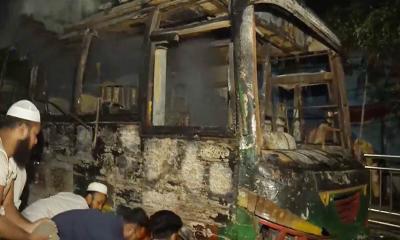 মধ্যরাতে ঢাকায় তিন বাস ও প্রাইভেটকারে আগুন