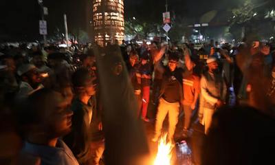 ওসমান হাদির মৃত্যুতে উত্তাল শাহবাগ, চলছে হাদি হাদি স্লোগান