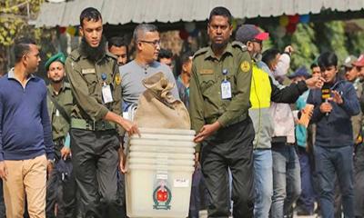 কেন্দ্রে কেন্দ্রে যাচ্ছে ব্যালটসহ ভোটের উপকরণ