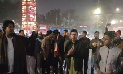 জুলাই যোদ্ধা মাহদীকে গ্রেপ্তারের প্রতিবাদে শাহবাগ অবরোধ