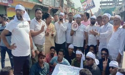 মনোনয়ন স্থগিতের প্রতিবাদে শিবচরে রাস্তা অবরোধ করে বিক্ষোভ