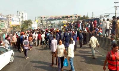 সিদ্ধিরগঞ্জে বেতন না পেয়ে ঢাকা-চট্টগ্রাম মহাসড়ক অবরোধ শ্রমিকদের