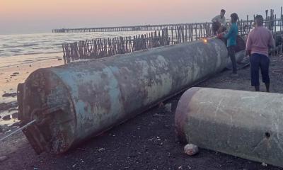 সীতাকুণ্ডে নদীতে ভেসে আসা ৫০ ফুট লোহার পাইপ হরিলুট