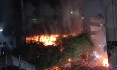 ডেইলি স্টার কার্যালয়ে হামলা-অগ্নিসংযোগ, ভেতরে আটকা পড়েছেন সাংবাদিকরা