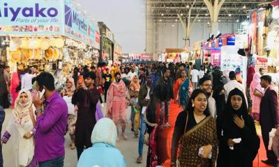 ছুটির দিনে জমজমাট বাণিজ্য মেলা