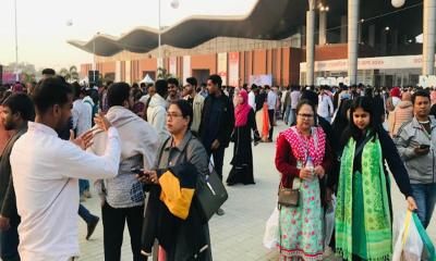 বাণিজ্য মেলার শেষ মুহূর্তের কেনাকাটায় ব্যস্ত ক্রেতারা