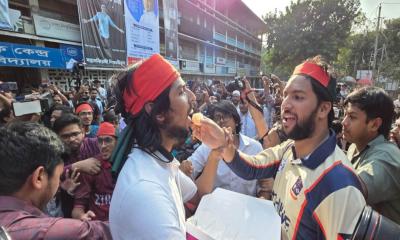 শেখ হাসিনার মৃত্যুদণ্ডের রায়ে টিএসসিতে উচ্ছ্বাস, শিক্ষার্থীদের মিষ্টি বিতরণ