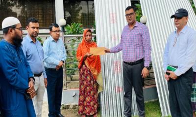 পত্নীতলায় ঝড়ে ক্ষতিগ্রস্তদের মাঝে আর্থিক চেক ও ঢেউটিন বিতরণ