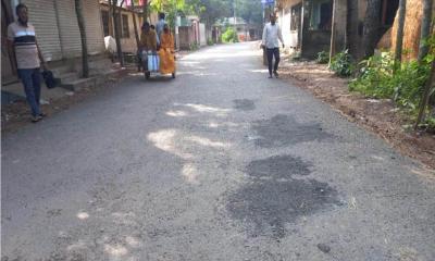 ভাঙ্গুড়া পৌরসভার সড়কে কার্পেটিংয়ে গর্ত, নিম্নমানের কাজের অভিযোগ