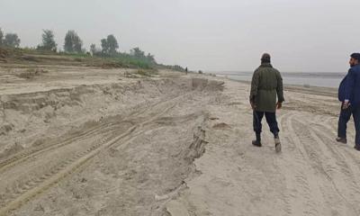 পদ্মা নদী থেকে অবৈধ বালু উত্তোলন, ৪ জনের কারাদণ্ড