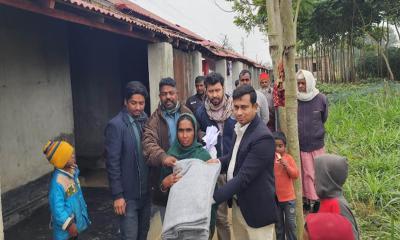 ভেড়ামারায় শীতার্তদের মাঝে কম্বল বিতরণ করেছে উপজেলা প্রশাসন