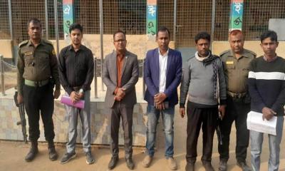 নবাবগঞ্জে ভোটকেন্দ্র পরিদর্শনে সহকারী রিটার্নিং অফিসার
