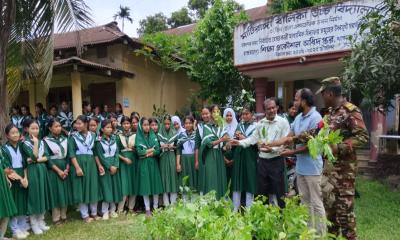 মাটিরাঙ্গায় শিক্ষা প্রতিষ্ঠানে সেনাবাহিনীর গাছের চারা বিতরণ