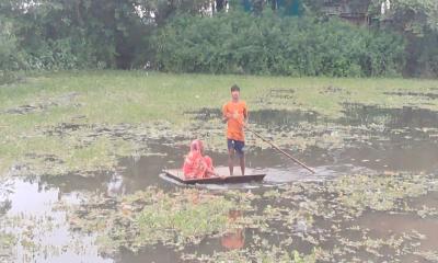 বর্ষায় বড়পুকুরপাড়বাসীর একমাত্র ভরসা নৌকা