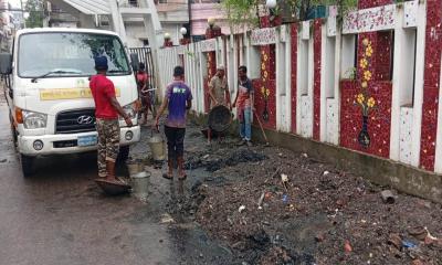 রাসিক প্রশাসকের নির্দেশনায় ওয়ার্ড পর্যায়ে ড্রেনের কাদামাটি অপসারণ কার্যক্রম অব্যাহত