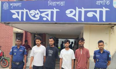অনলাইন জুয়ার অভিযোগে চার যুবক আটক