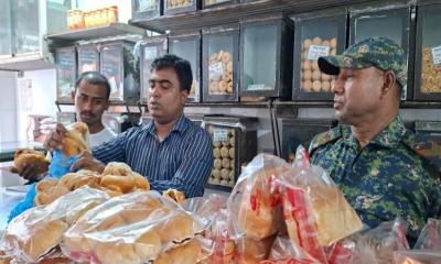 চাঁদপুরে মেয়াদোত্তীর্ণ খাবার রাখার দায়ে কনফেকশনারি মালিককে জরিমানা