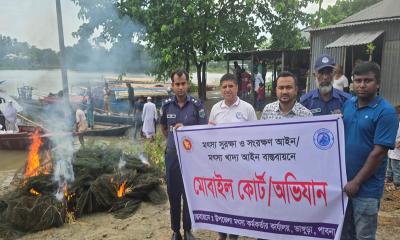 ভাঙ্গুড়ায় মোবাইল কোর্টে ২ লাখ টাকার নিষিদ্ধ চায়না দুয়ারী জাল জব্দ ও ধ্বংস