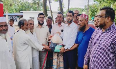 পটিয়ার কচুয়াইয়ে বন্যার্তদের মাঝে বিএনপি নেতার ত্রাণ বিতরণ