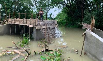 বরিশালে ঢালাইয়ের পরই ধসে পরলো নির্মাধীন ব্রীজের পাটাতন