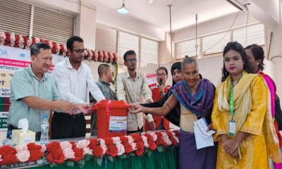 দীঘিনালায় বন্যা ও ভূমিধ্বসে ক্ষতিগ্রস্তদের মাঝে নগদ অর্থ ও স্বাস্থ্য সামগ্রী বিতরণ