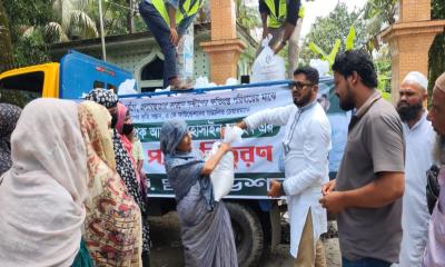সন্দ্বীপে বন্যা ও জলাবদ্ধতায় ক্ষতিগ্রস্তদের মাঝে এ কে ফাউন্ডেশনের সহায়তা