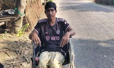 ইলেকট্রিক্যাল হুইলচেয়ারের অভাবে অনিশ্চয়তায় শাকিলের উচ্চশিক্ষা