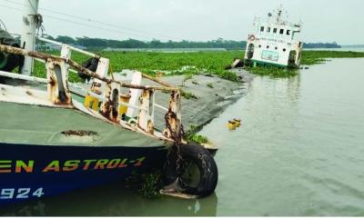 ডুবে থাকা জাহাজ থেকে যুবকের অর্ধগলিত মরদেহ উদ্ধার