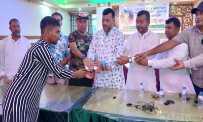 হাটহাজারীতে দুই মৃত প্রবাসীর পরিবারকে হাটহাজারী সমিতির সহায়তা