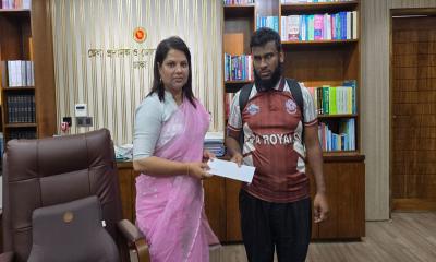 দৃষ্টি প্রতিবন্ধী শিক্ষার্থী দিদারুলের পাশে দাঁড়ালেন ডিসি ফরিদা