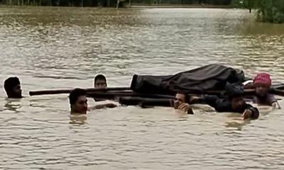 বন্যায় ডুবে গেল পারিবারিক কবরস্থান, দূরের গোরস্থানে নিয়ে দাফন