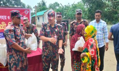 মহেশপুরে অতিবৃষ্টিতে ক্ষতিগ্রস্ত ১০০ অসহায় পরিবারের পাশে বিজিবি