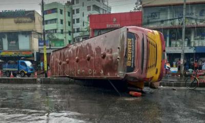 রাজধানীতে বাস উল্টে ৪ যাত্রী নিহত