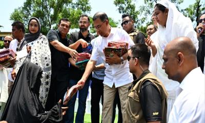 নিম্ন আয়ের মানুষের হাতে উপহার তুলে দিলেন প্রধানমন্ত্রী