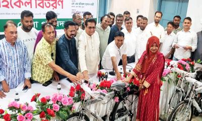 খুলনায় ৩০ মেধাবী শিক্ষার্থীর মাঝে জেলা পরিষদের সাইকেল বিতরণ