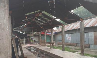 বহরপুর সরকারি হাটের বেহাল দশা, জরাজীর্ণ অবকাঠামো ও জলাবদ্ধতায় চরম দুর্ভোগ