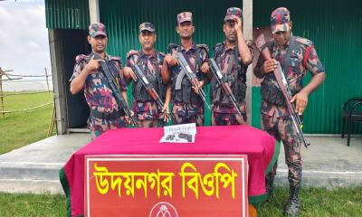 দৌলতপুর সীমান্তে বিদেশি পিস্তল, ম্যাগাজিন ও তাজা গুলি উদ্ধার