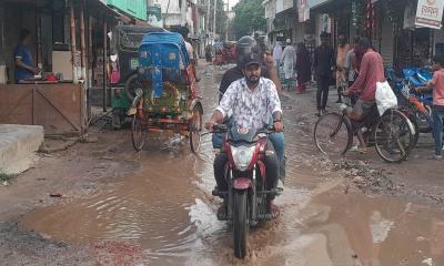 সংস্কারের অভাবে মাগুরার দুটি গুরুত্বপূর্ণ সড়ক এখন মরণফাঁদ