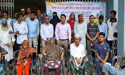 চলাচলে অক্ষম মানুষের পাশে ঝালকাঠি পৌর প্রশাসক, বিতরণ করা হলো হুইলচেয়ার