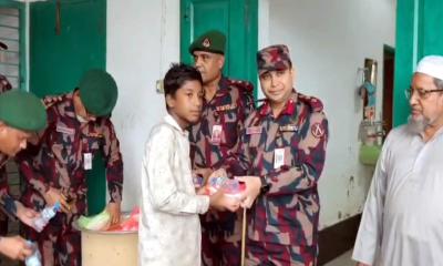 বাঘাইছড়িতে বন্যাকবলিত ৬ শতাধিক লোকের মাঝে বিজিবির উন্নতমানের খাবার বিতরণ