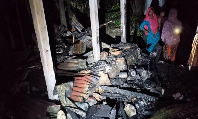 পূর্বধলায় আগুনে পুড়ল বসতবাড়ি