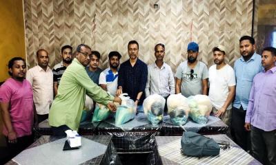 পটিয়া প্রেস ক্লাবের উদ্যোগে পত্রিকার হকারদের মাঝে খাদ্য সামগ্রী বিতরণ