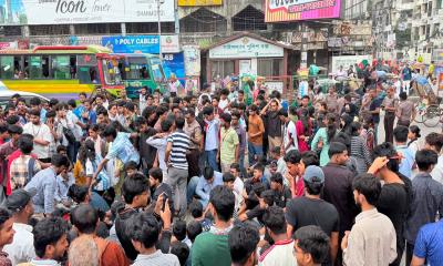 ‘তুমি কে আমি কে, ফার্মের মুরগি’ স্লোগানে শিক্ষার্থীদের সায়েন্সল্যাব অবরোধ