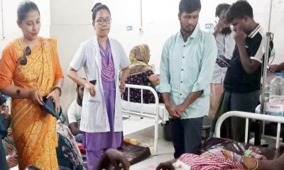 কর্ণফুলীতে দুর্ঘটনায় আহতদের দেখতে হাসপাতালে স্বাস্থ্য কর্মকর্তা