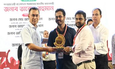 জুলাই শহীদ পরিবার ও আহতদের হাতে স্মৃতি স্মারক তুলে দিলেন প্রধানমন্ত্রী